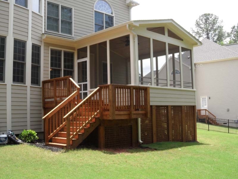 Aménagement d'un porche d'entrée de maison arrière de taille moyenne avec une moustiquaire, une terrasse en bois et une extension de toiture.