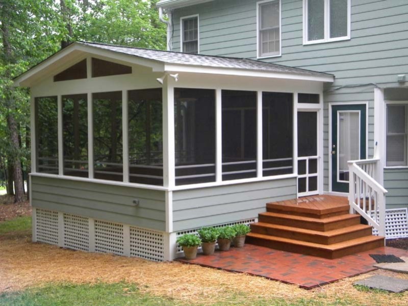 Idées déco pour un porche d'entrée de maison arrière classique de taille moyenne avec une terrasse en bois.
