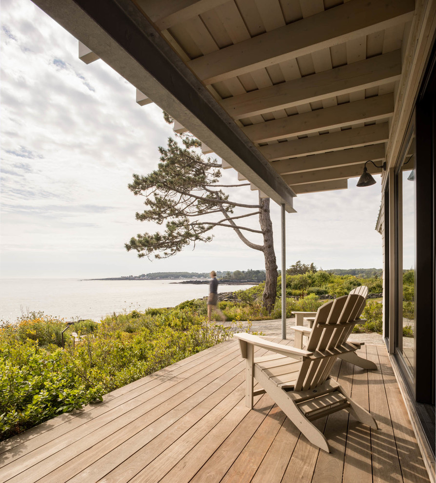 Réalisation d'un petit porche d'entrée de maison arrière marin avec une terrasse en bois et une extension de toiture.