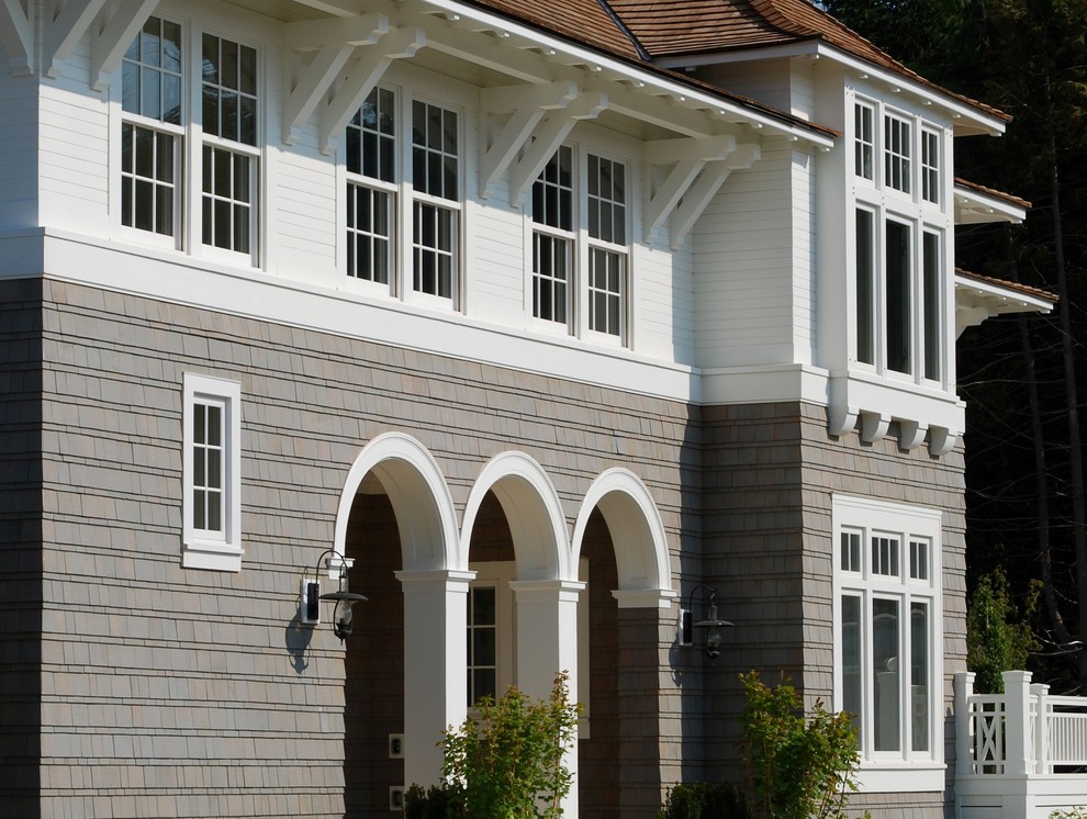 Idee per un portico stile marinaro di medie dimensioni e nel cortile laterale con pavimentazioni in pietra naturale e un tetto a sbalzo