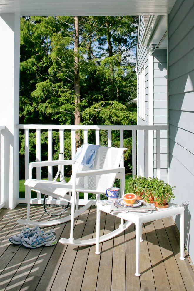 Aménagement d'un porche d'entrée de maison arrière classique de taille moyenne avec une terrasse en bois et une extension de toiture.