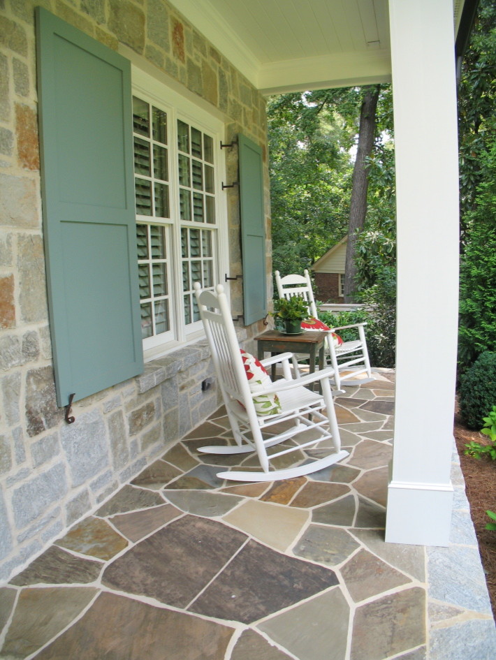 Mittelgroßes, Überdachtes Klassisches Veranda im Vorgarten mit Natursteinplatten in Atlanta