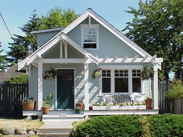 Idée de décoration pour un porche d'entrée de maison craftsman.
