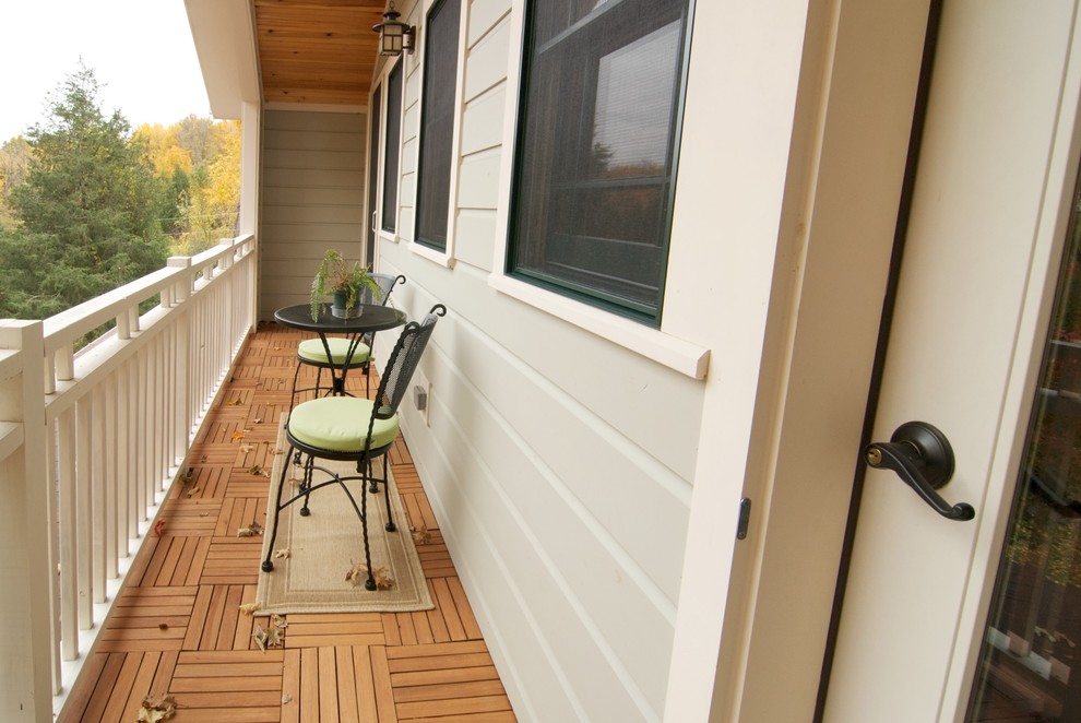 Foto de terraza de estilo americano de tamaño medio en patio delantero y anexo de casas con entablado