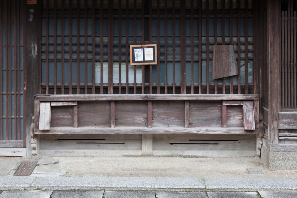 Cette image montre un porche d'entrée de maison asiatique.