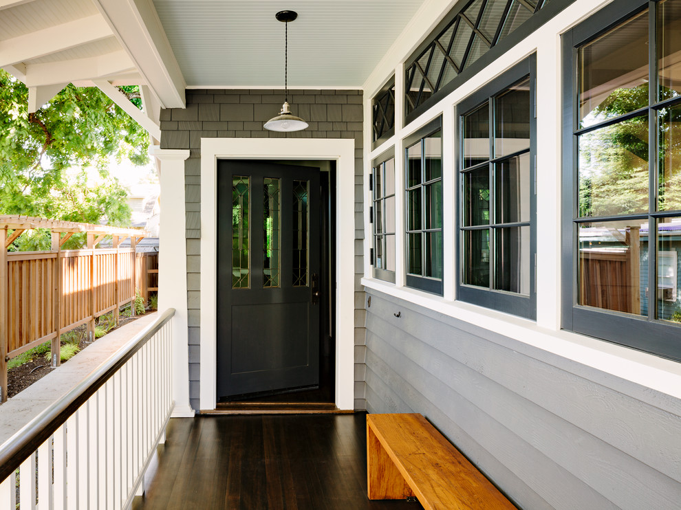 Idées déco pour un porche d'entrée de maison avant craftsman avec une terrasse en bois.