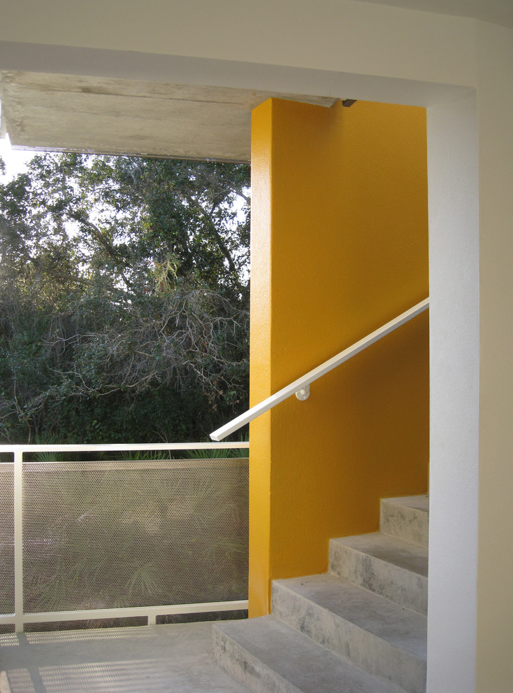 Inspiration for a contemporary veranda in Miami.