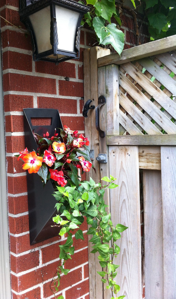 Foto di un portico contemporaneo di medie dimensioni e davanti casa con un giardino in vaso