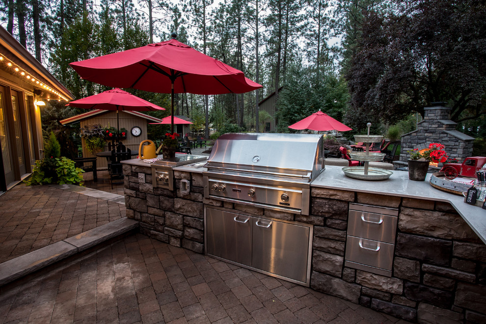 Urige Veranda mit Outdoor-Küche in Seattle