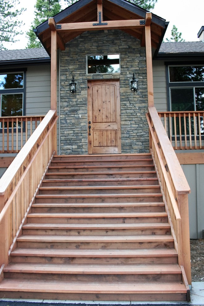 Immagine di un portico american style di medie dimensioni e davanti casa con pedane e un tetto a sbalzo