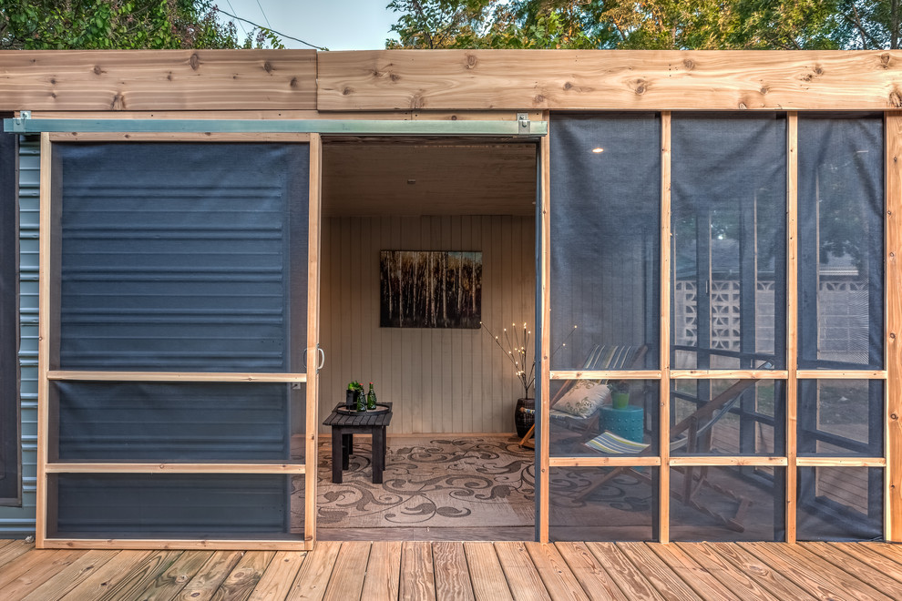 Verglaste, Überdachte Rustikale Veranda hinter dem Haus mit Dielen in Austin