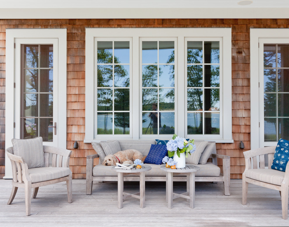 Cette image montre un porche d'entrée de maison marin avec une terrasse en bois.