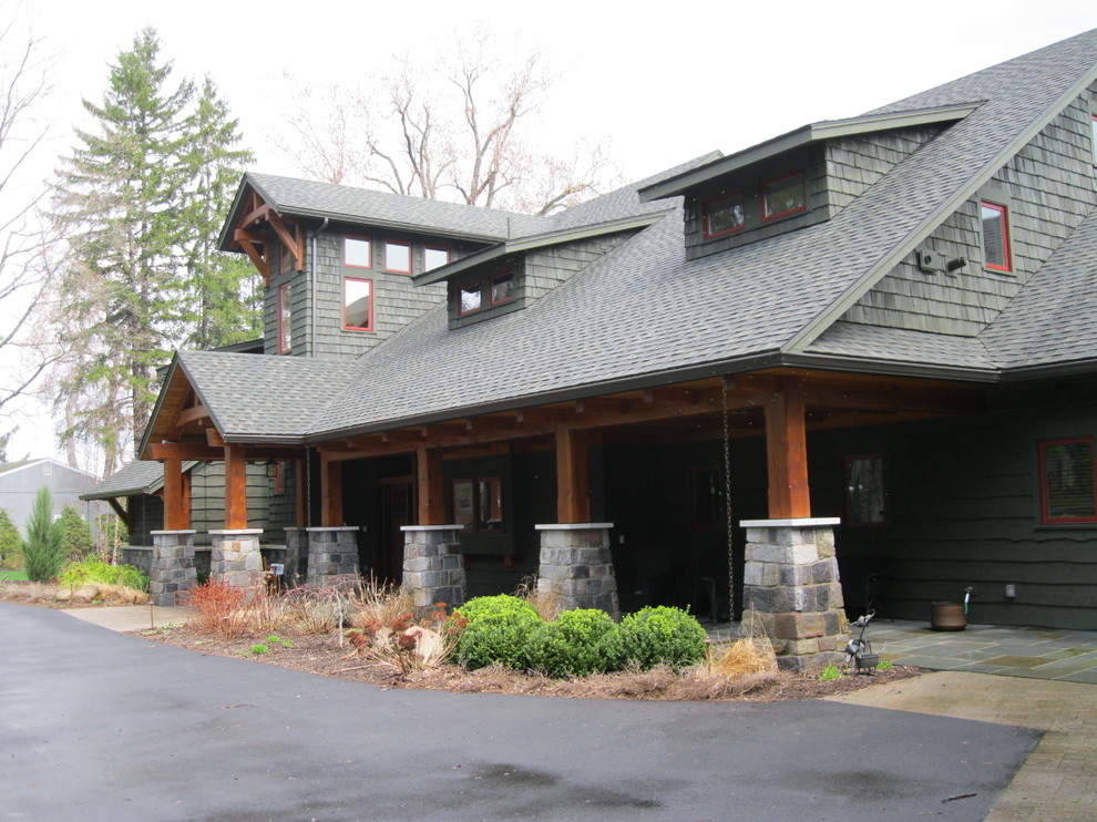 Aménagement d'un porche d'entrée de maison avant montagne avec des pavés en pierre naturelle et une extension de toiture.