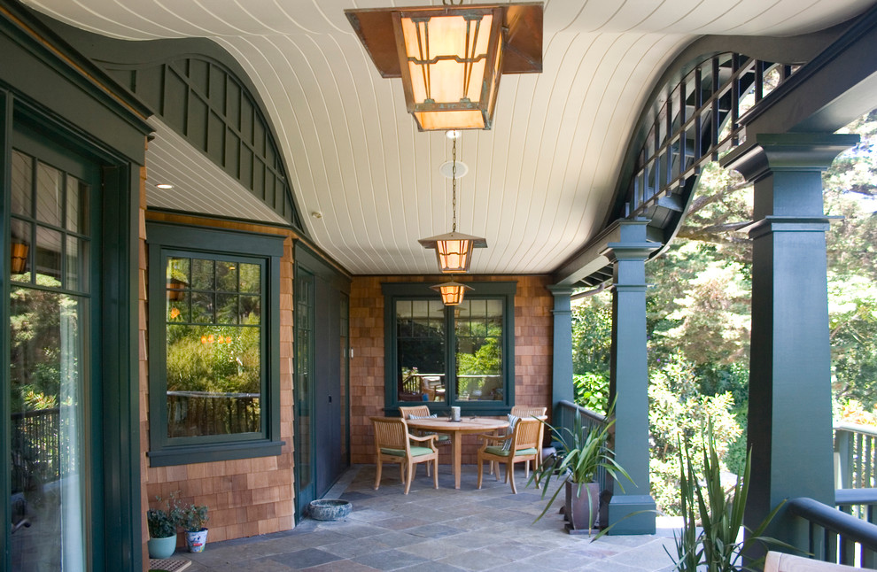 Réalisation d'un porche d'entrée de maison craftsman avec une extension de toiture.