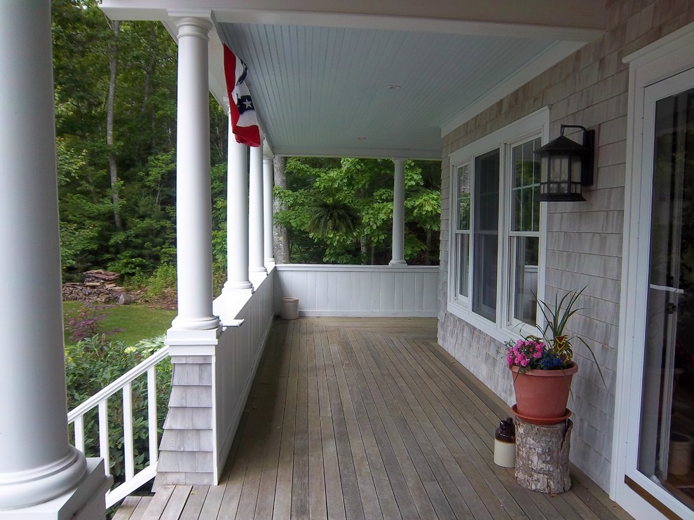 Foto di un portico stile marino di medie dimensioni e dietro casa con un tetto a sbalzo e pedane