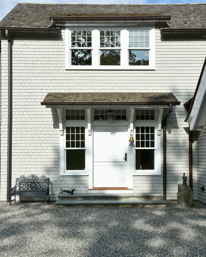 Idéer för en liten klassisk veranda längs med huset, med naturstensplattor och takförlängning