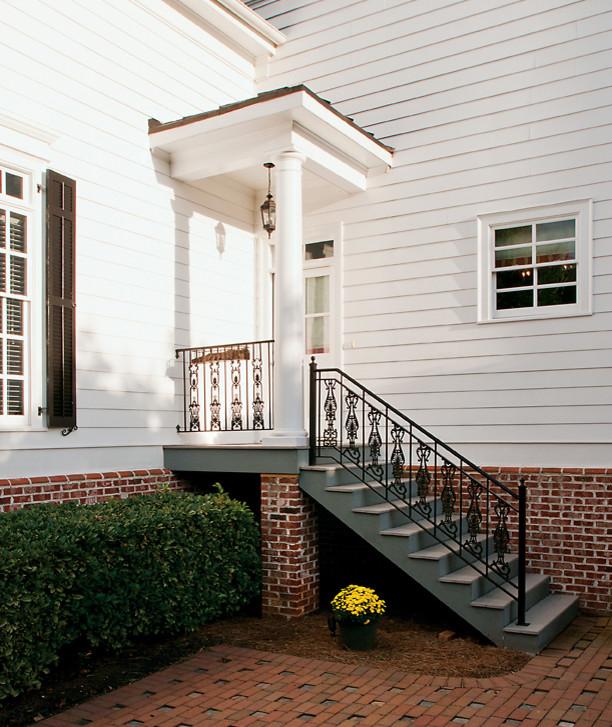 Kleine, Überdachte Klassische Veranda hinter dem Haus mit Dielen in Atlanta