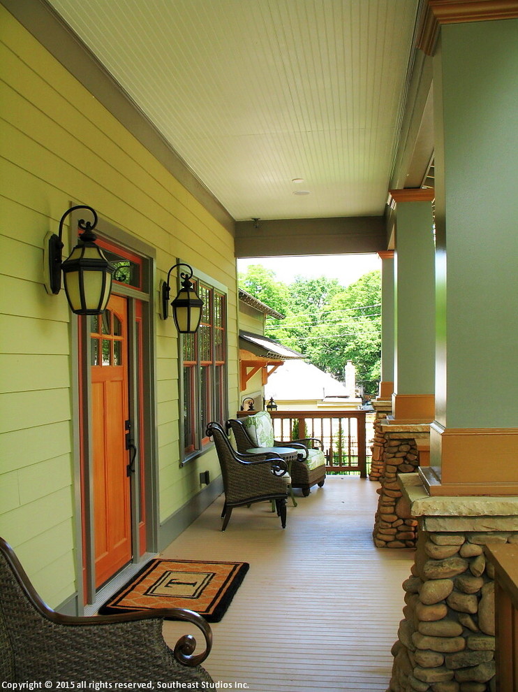 Immagine di un portico american style di medie dimensioni e nel cortile laterale con pedane e un tetto a sbalzo