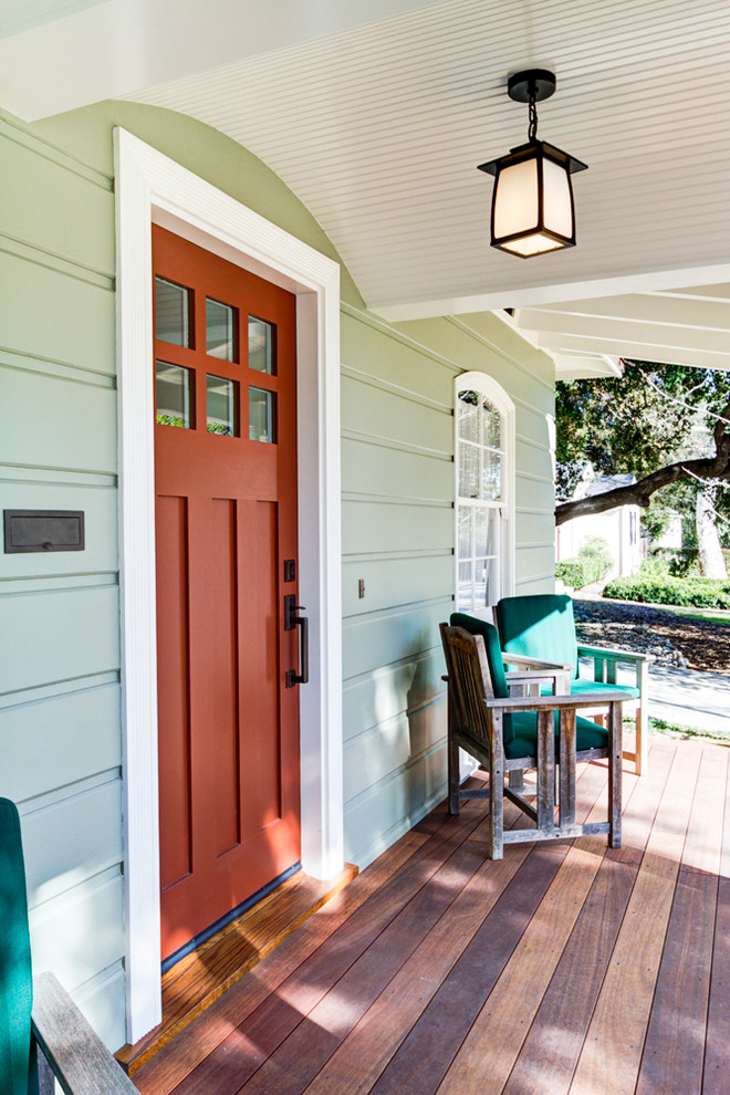Inspiration pour un porche d'entrée de maison avant traditionnel avec une extension de toiture.