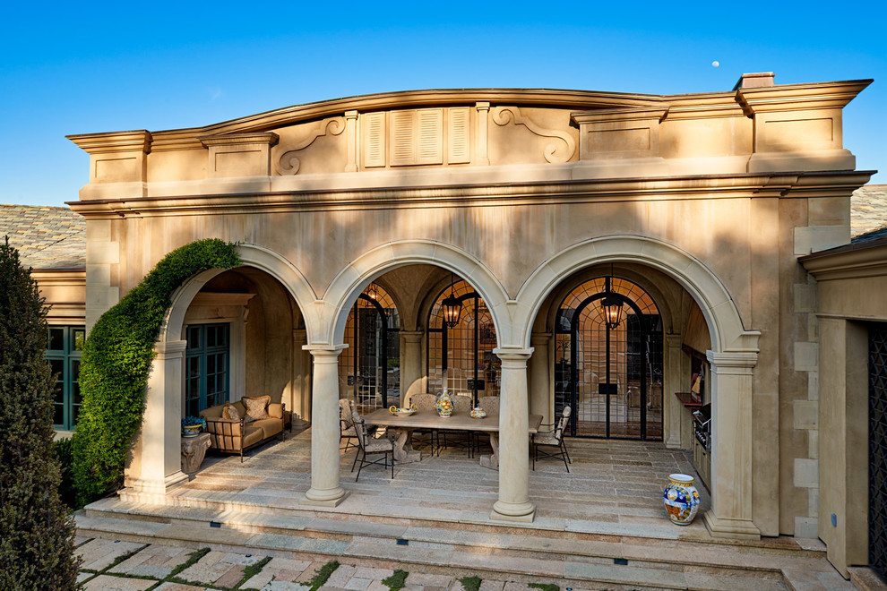Идея дизайна: огромная веранда на заднем дворе в средиземноморском стиле с летней кухней, покрытием из каменной брусчатки и навесом