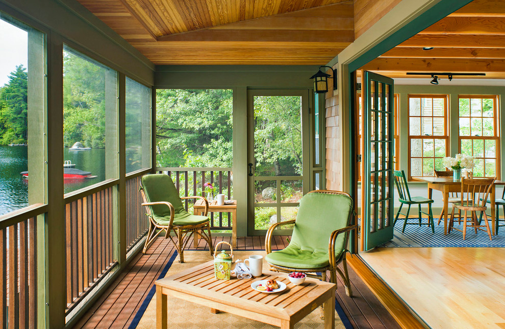 Idées déco pour un petit porche d'entrée de maison arrière montagne avec une extension de toiture et une terrasse en bois.