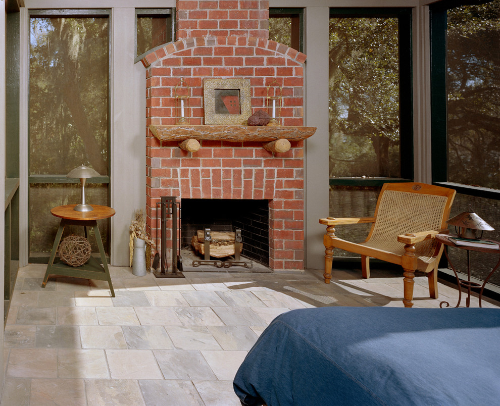Cette image montre un petit porche d'entrée de maison chalet avec un foyer extérieur, une extension de toiture, tous types de couvertures et des pavés en pierre naturelle.