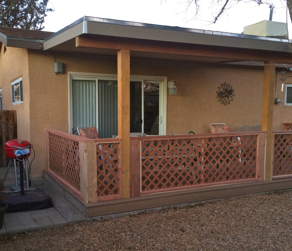 Réalisation d'un petit porche d'entrée de maison arrière sud-ouest américain avec une terrasse en bois et une extension de toiture.