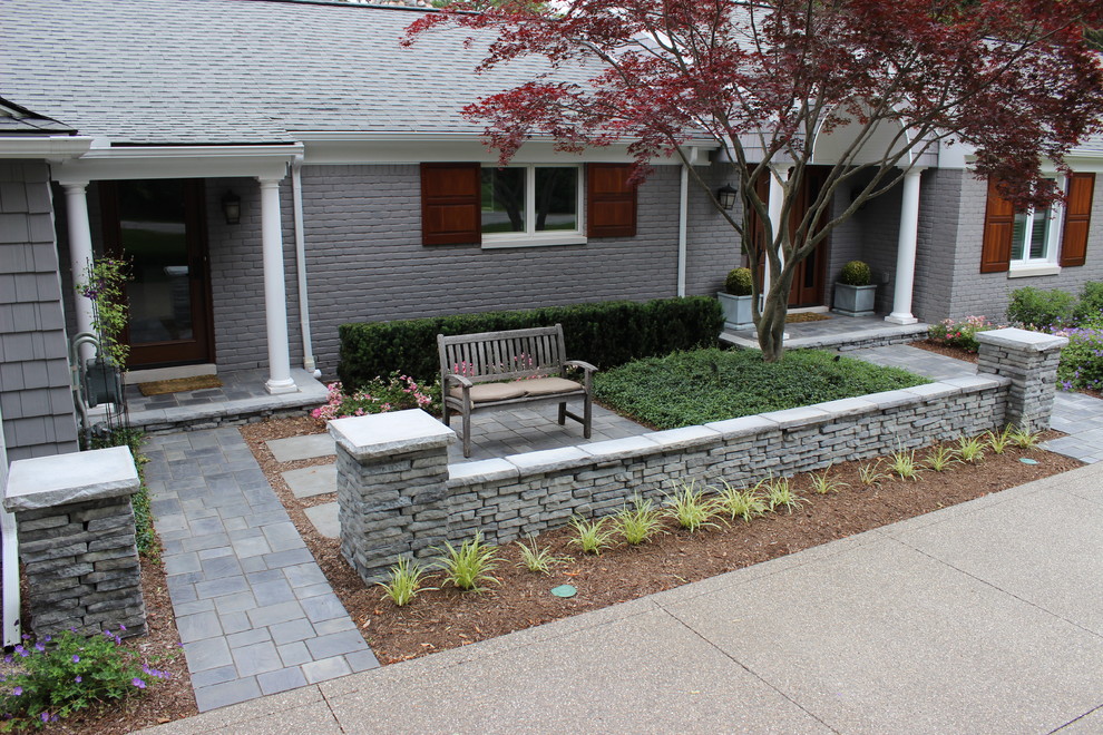 Diseño de terraza clásica renovada pequeña en patio delantero con adoquines de piedra natural