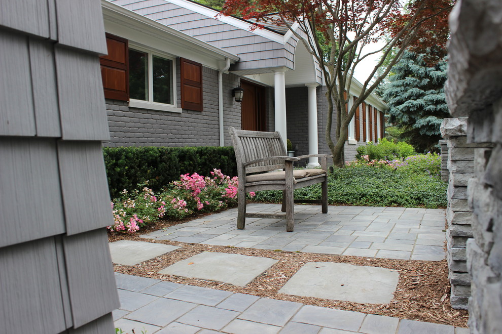 Foto di un piccolo portico chic davanti casa con pavimentazioni in pietra naturale