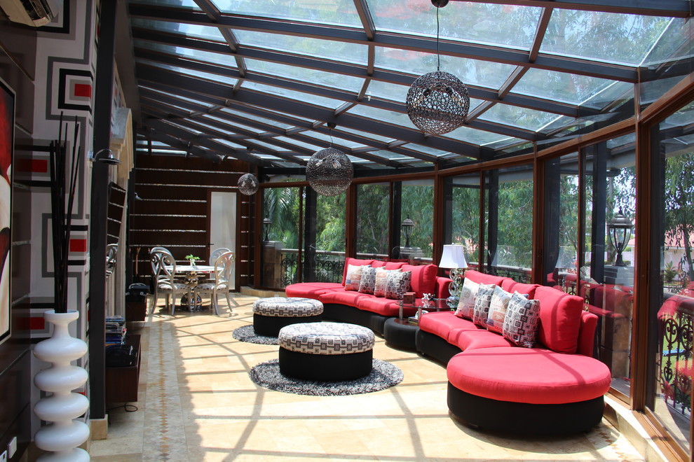 Cette image montre un porche d'entrée de maison design avec une extension de toiture et tous types de couvertures.