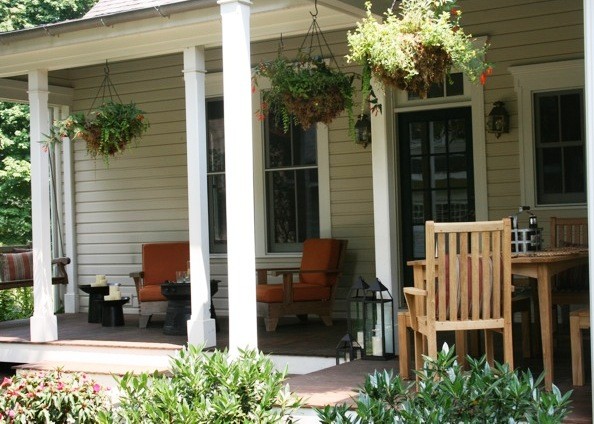 Aménagement d'un porche d'entrée de maison arrière campagne de taille moyenne avec une terrasse en bois et une extension de toiture.