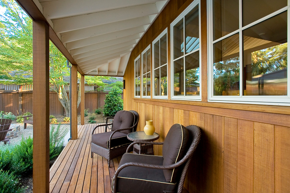 Bild på en lantlig veranda, med trädäck och takförlängning