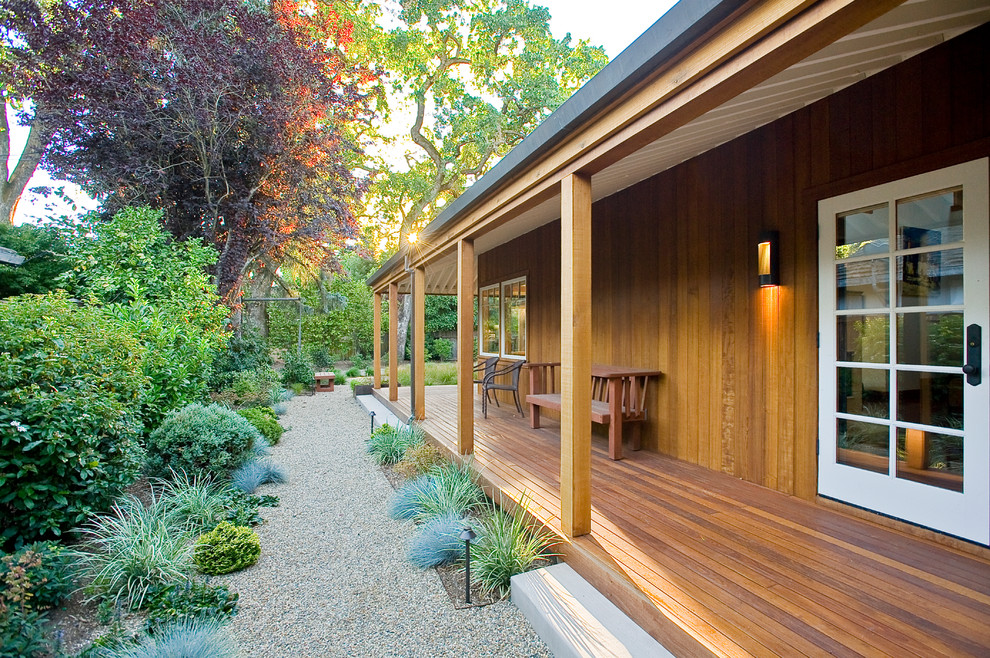 Idées déco pour un porche d'entrée de maison montagne avec une terrasse en bois.