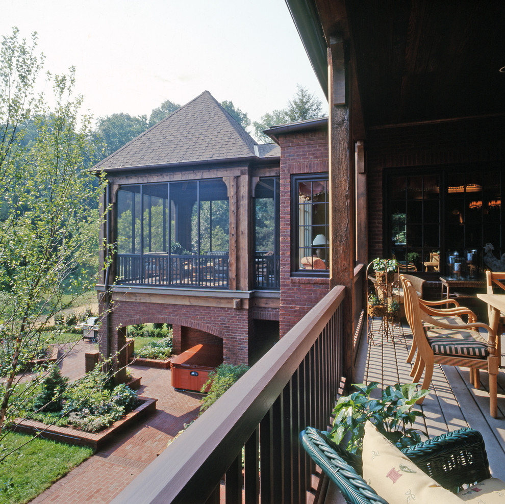 Inredning av en klassisk mellanstor innätad veranda på baksidan av huset, med trädäck och takförlängning
