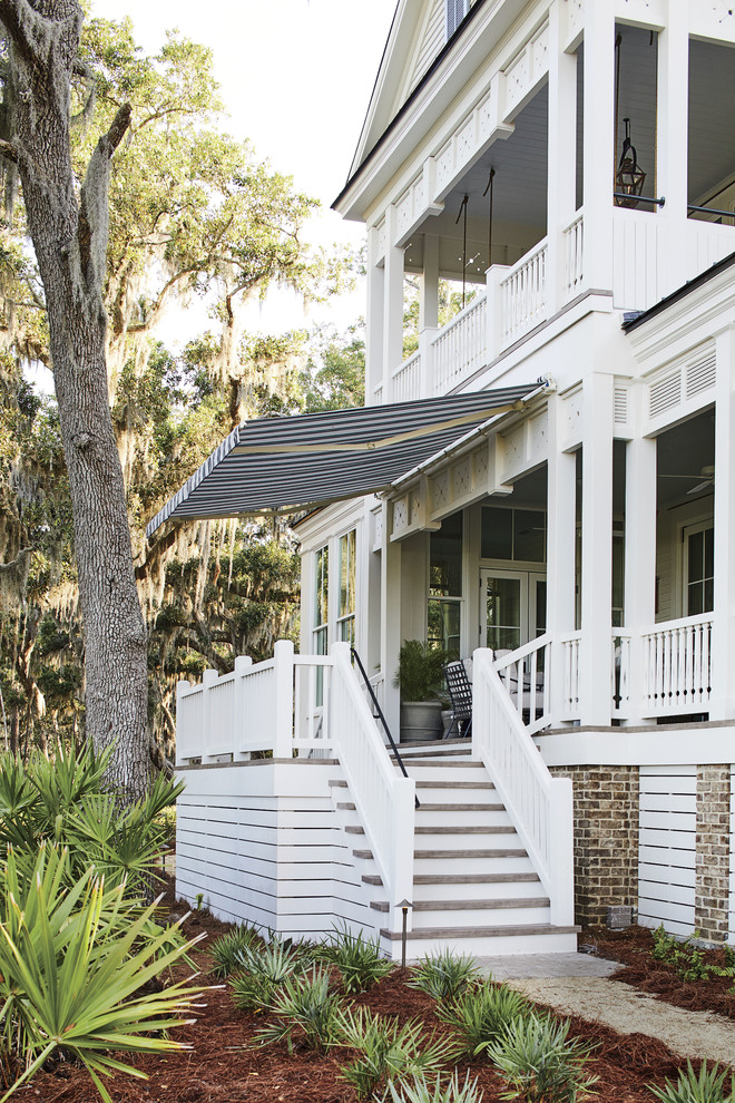 Design ideas for a beach style veranda in Jacksonville.