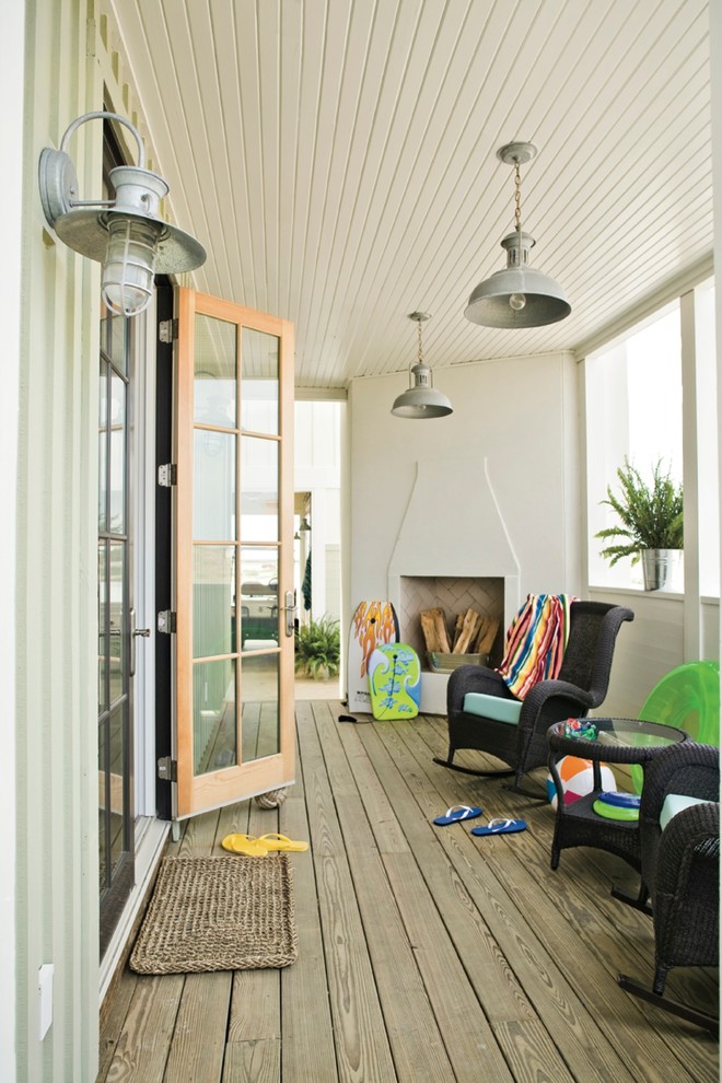 Idée de décoration pour un porche d'entrée de maison marin avec une terrasse en bois et une extension de toiture.