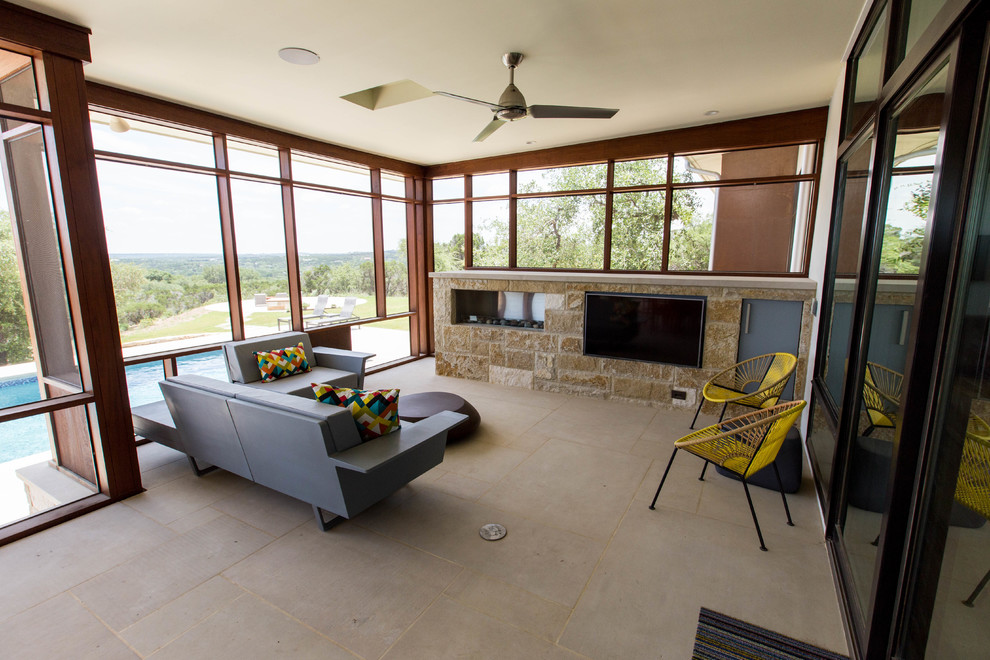 Idée de décoration pour un grand porche d'entrée de maison arrière minimaliste avec une moustiquaire, des pavés en pierre naturelle et une extension de toiture.