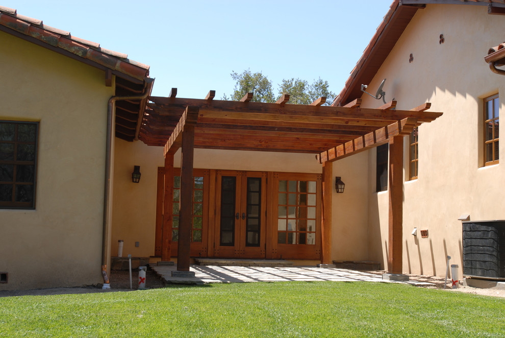 Große Mediterrane Veranda neben dem Haus mit Pergola in San Luis Obispo