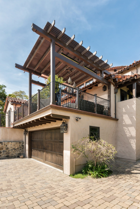 Immagine di un portico mediterraneo dietro casa con piastrelle e una pergola