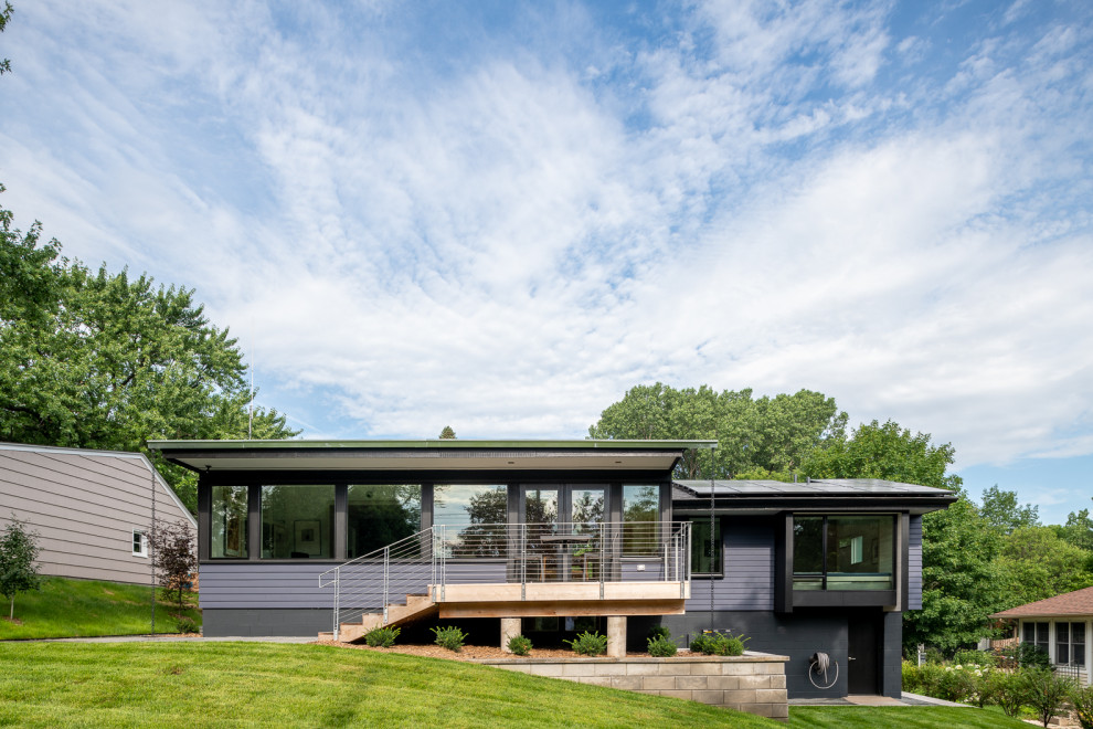Réalisation d'un porche d'entrée de maison arrière vintage de taille moyenne avec une extension de toiture.