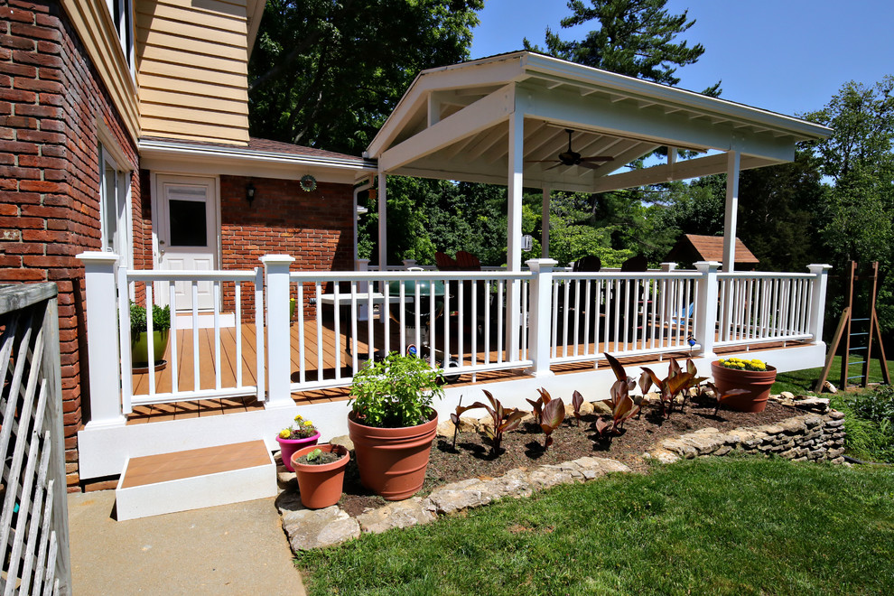 Modelo de terraza tradicional de tamaño medio en patio trasero y anexo de casas con entablado