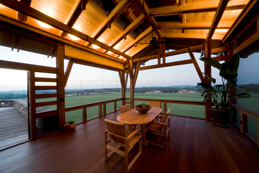 Inspiration pour un porche d'entrée de maison traditionnel avec une terrasse en bois, une extension de toiture et tous types de couvertures.