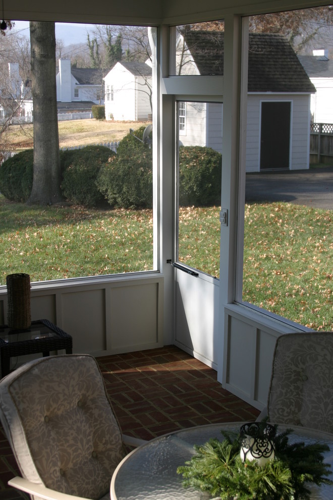 Aménagement d'un porche d'entrée de maison arrière classique de taille moyenne avec un foyer extérieur, des pavés en brique et une extension de toiture.