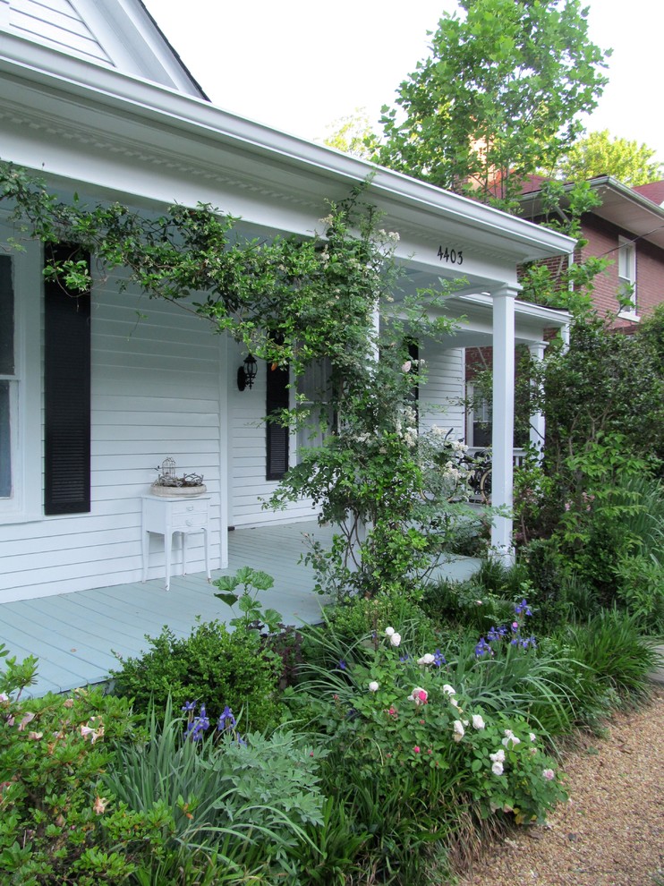 Inspiration för en vintage veranda framför huset, med en vertikal trädgård