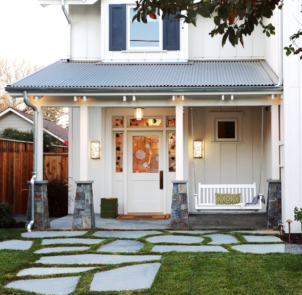 Mittelgroßes, Überdachtes Landhausstil Veranda im Vorgarten mit Natursteinplatten in Denver