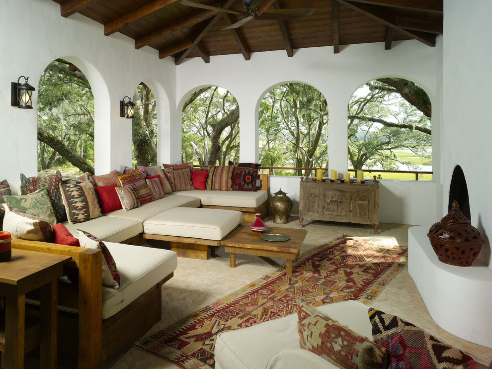 Источник вдохновения для домашнего уюта: веранда в средиземноморском стиле с местом для костра и навесом