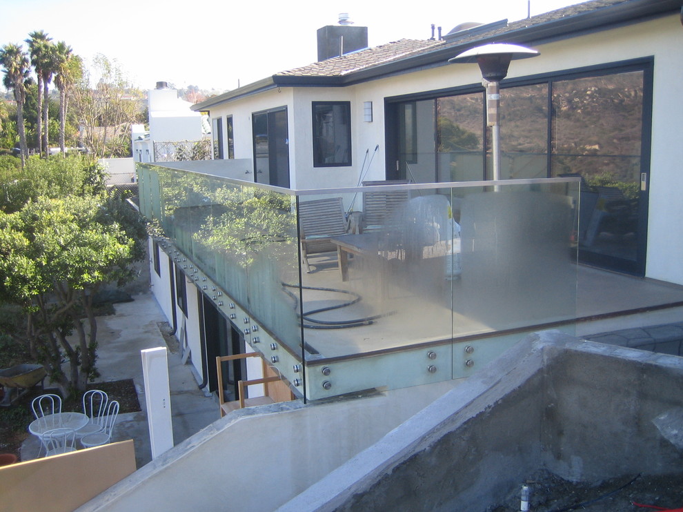 This is an example of a contemporary veranda in Los Angeles.
