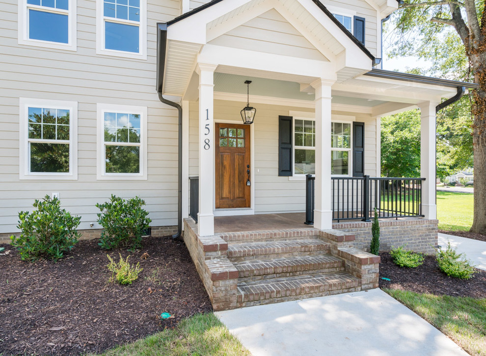 Esempio di un piccolo portico american style davanti casa con pedane, un tetto a sbalzo e con illuminazione