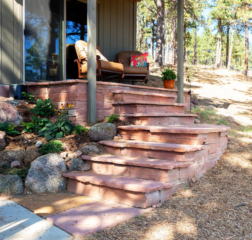Inspiration pour un porche d'entrée de maison arrière chalet de taille moyenne avec des pavés en pierre naturelle et une extension de toiture.