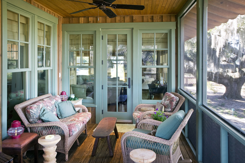 Inspiration for a rustic screened veranda in Atlanta with decking and a roof extension.